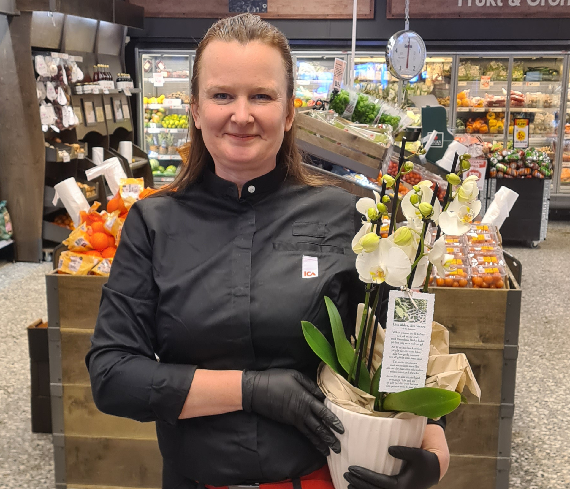 Jessica Karmetun tar emot blommor