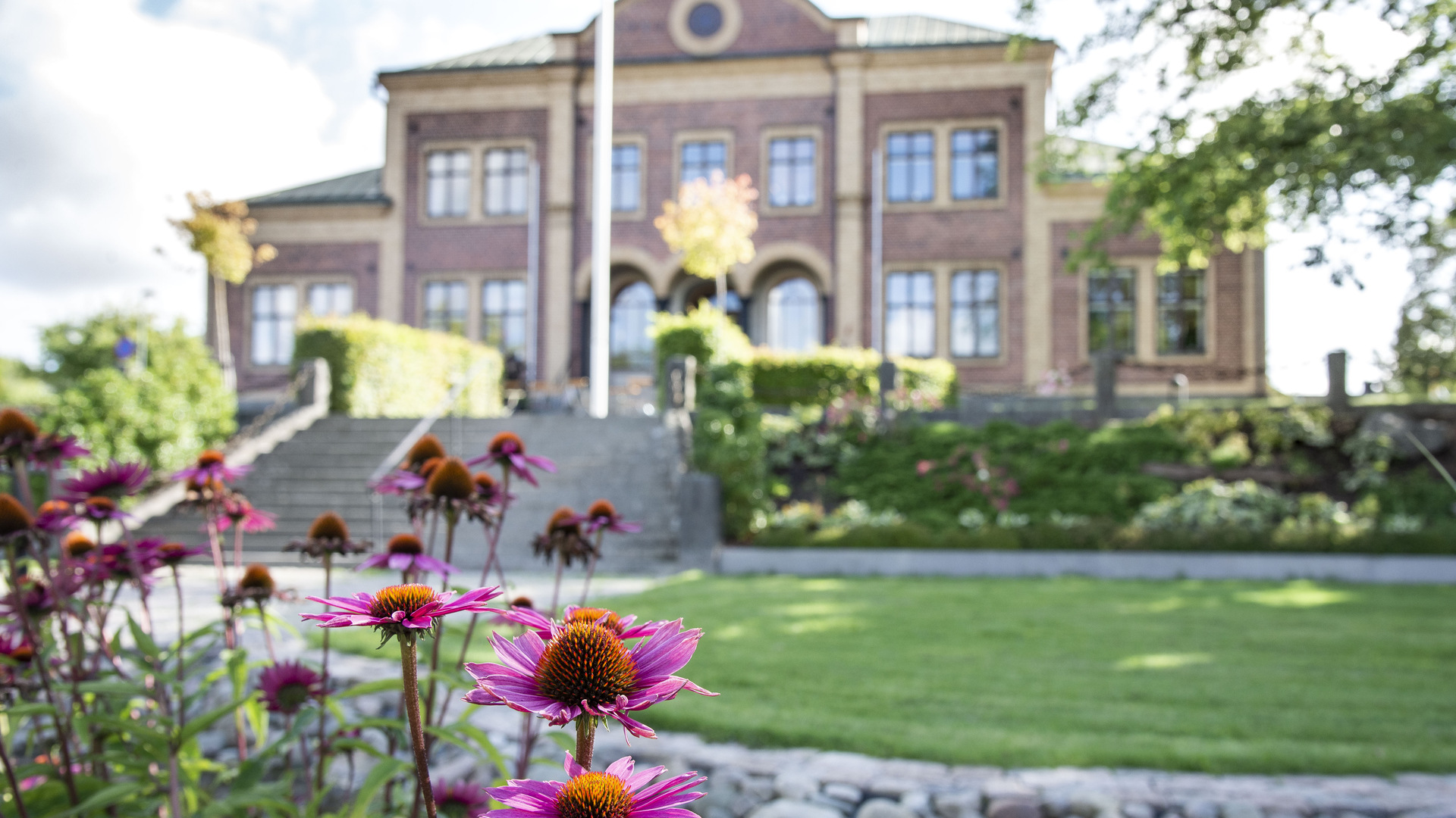 Kommunhuset bakom vackra blommor