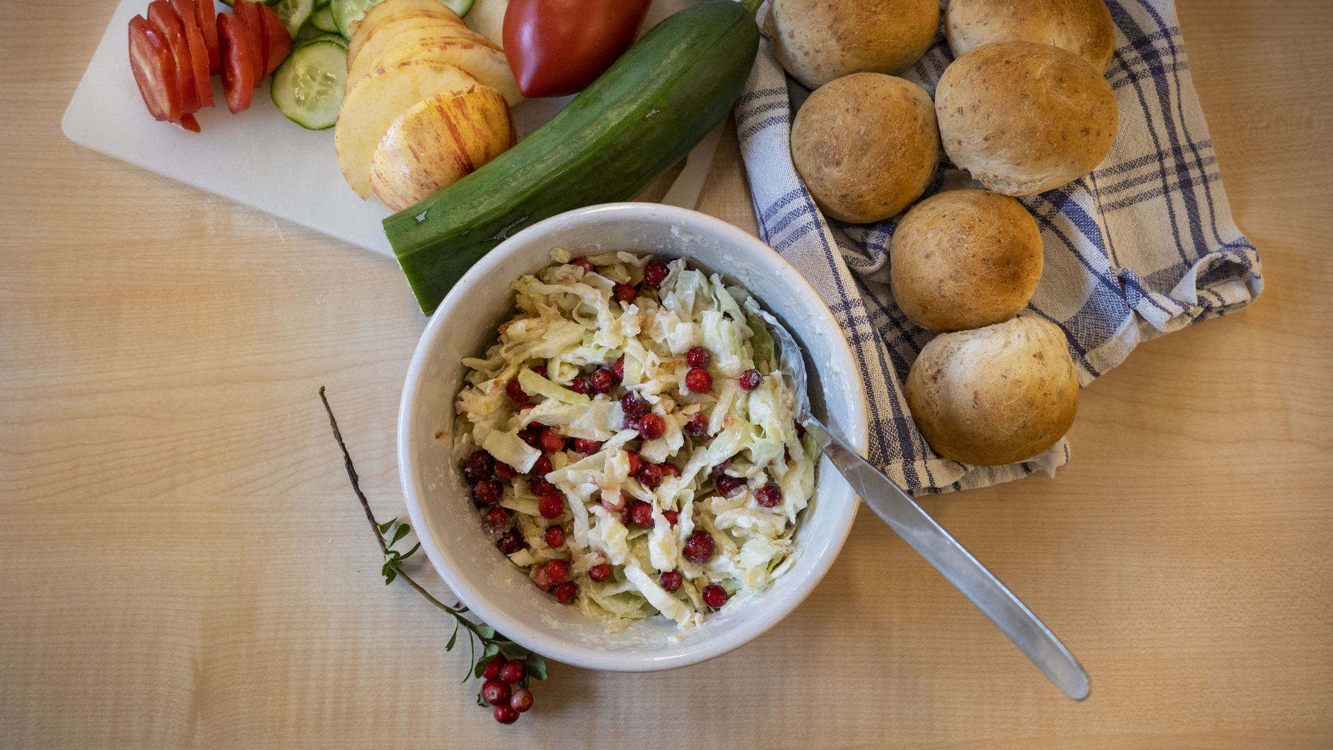 Grönsaker, frukt, bröd och coleslaw