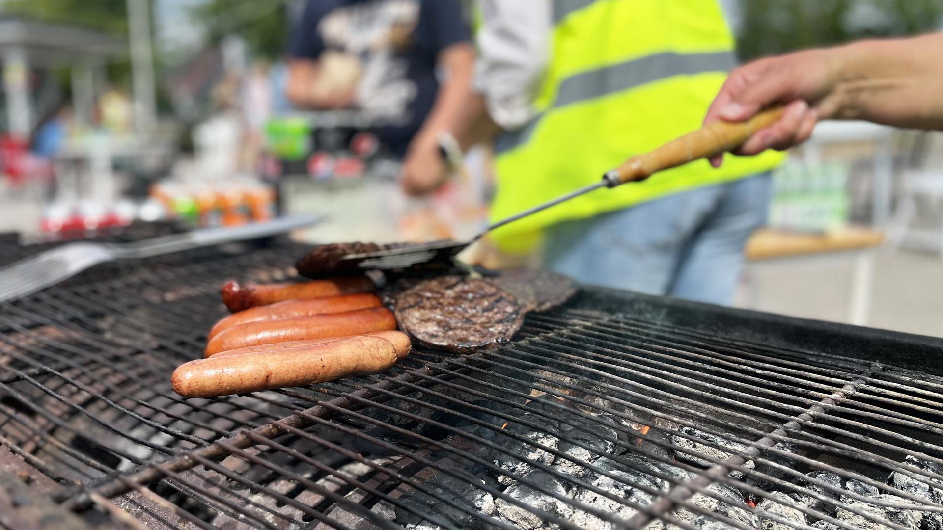 Grill med korv och hamburgare.