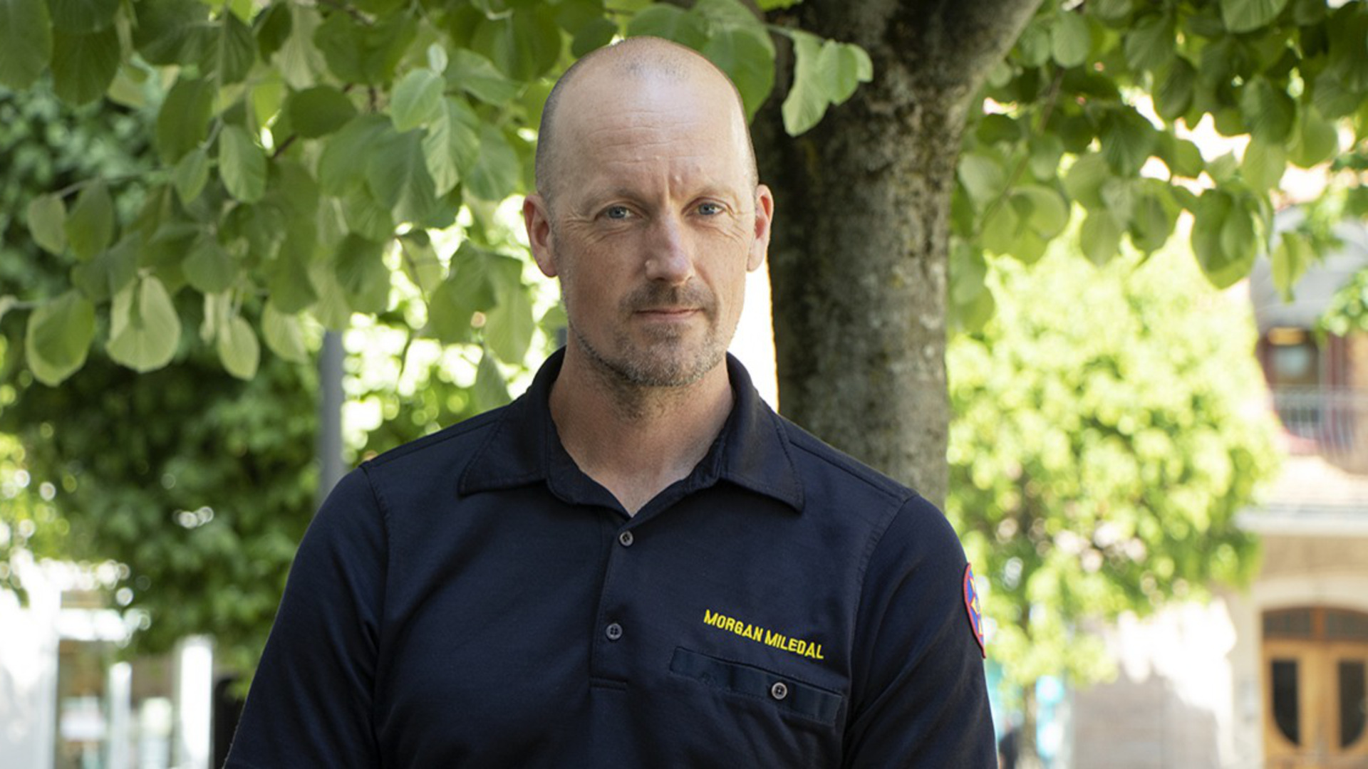 Porträtt Morgan Miledal, man i blå piketröja från Räddningstjänsten.
