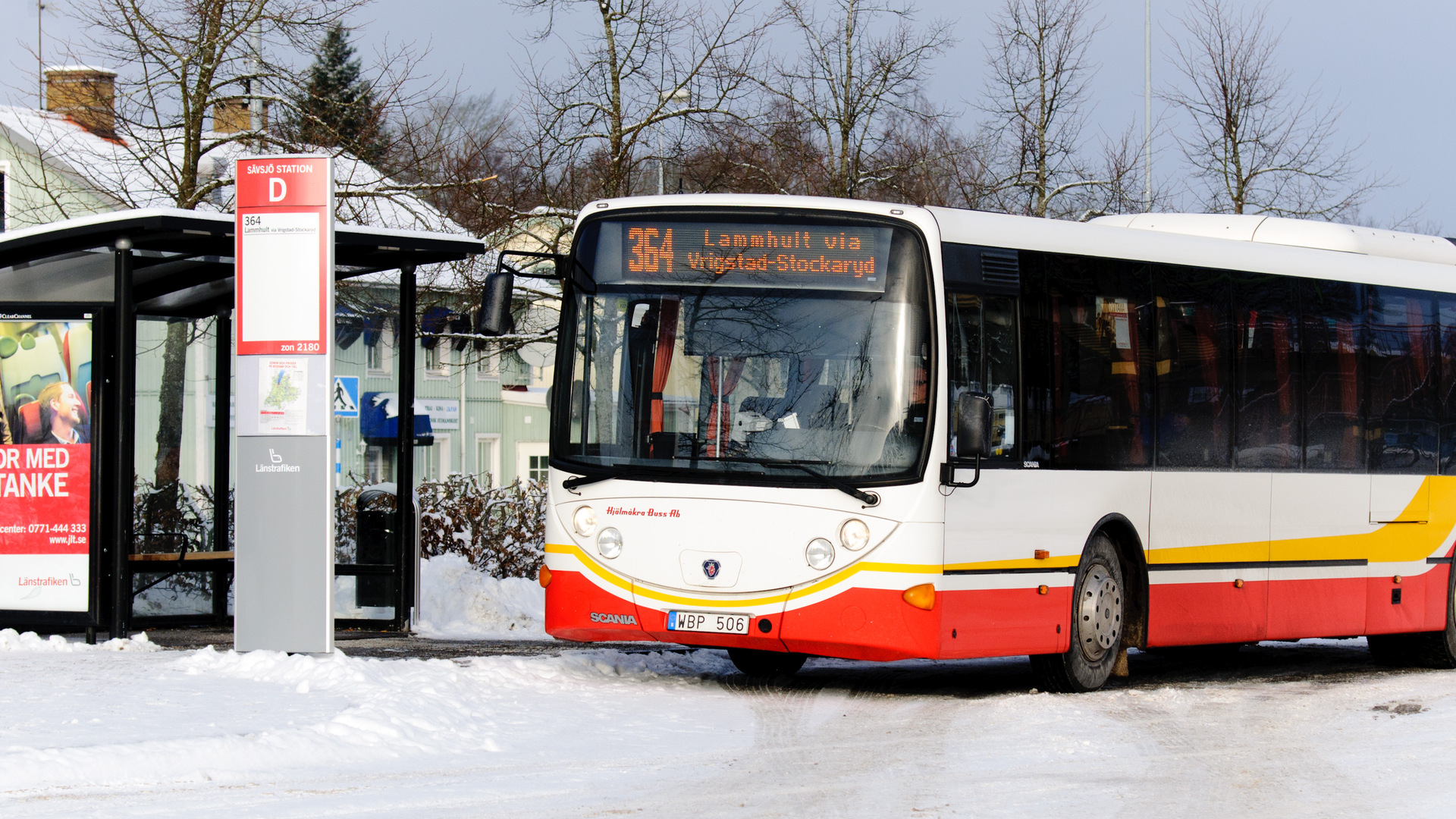 Buss som står vid busshållplats