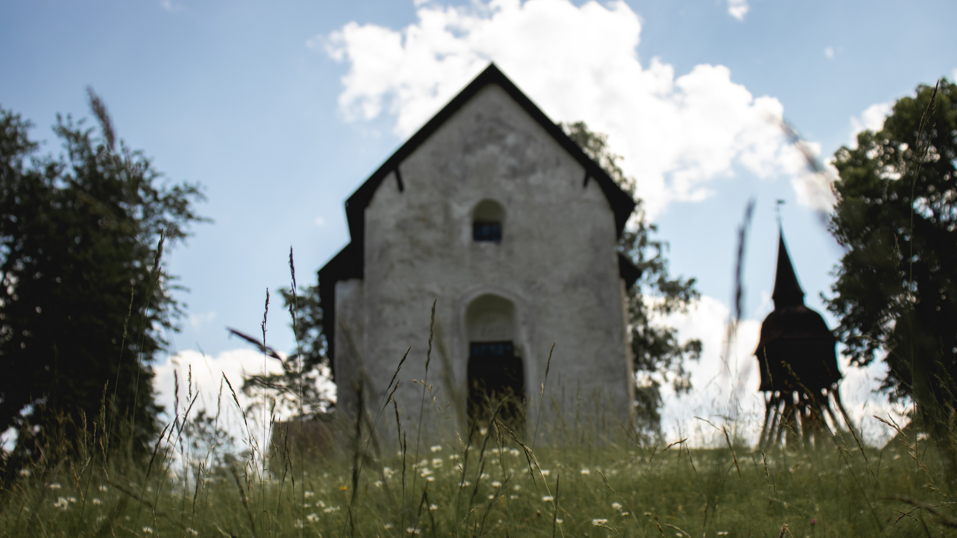 Vit liten stenkyrka och klocktorn