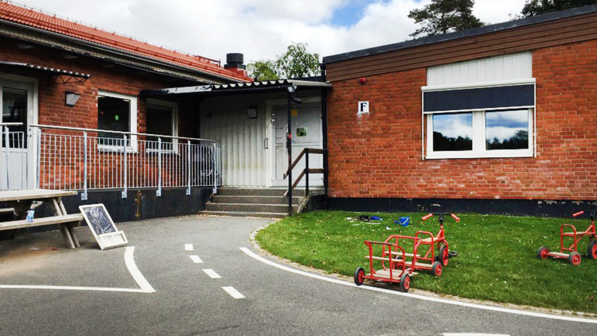 Förskolan Tuvan i rött tegel med barncyklar utanför